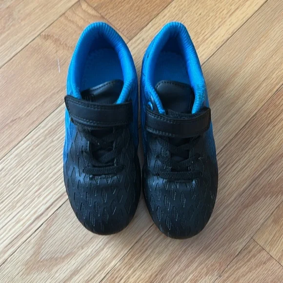 Youth boys soccer cleats Size 12 - Picture 2 of 5